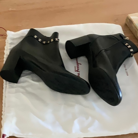 SALVATORE FERRAGAMO Vara chain ankle boots, black leather, size 8.5 - Picture 4 of 7